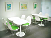 ハーブサイエンスアカデミーのホワイト＆グリーン調のエレガントで明るい教室の画像です。